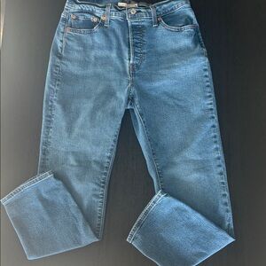 Levi's Women's Ankle-Length Cropped Jeans in Medium Blue